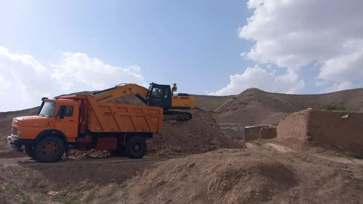 اجاره بیل میکانیکی زنجیری ولاستیکی|خدمات حمل و نقل|زنجان, |دیوار