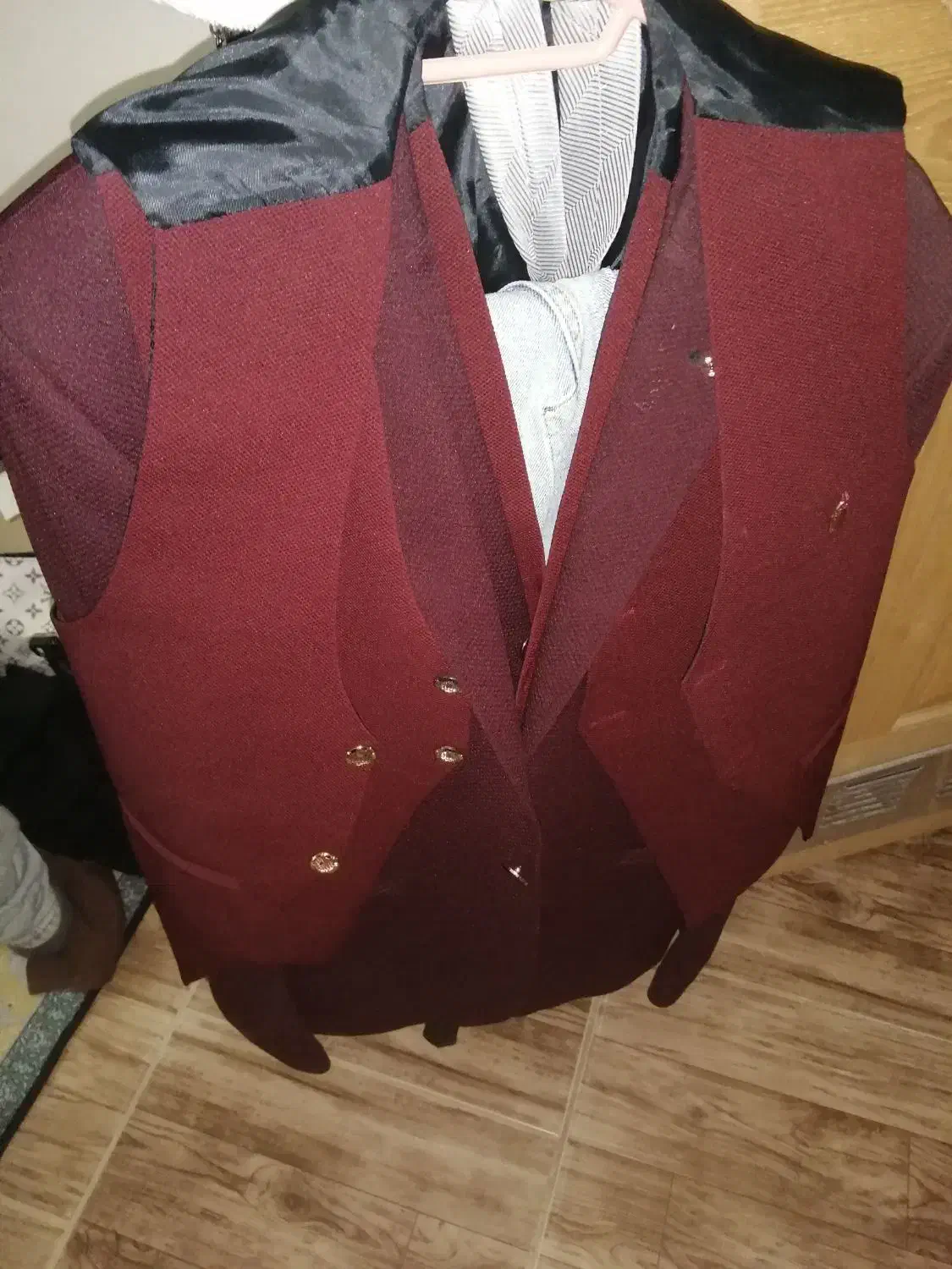 کت و جلیقه نو|لباس|سبزوار, رباط|دیوار