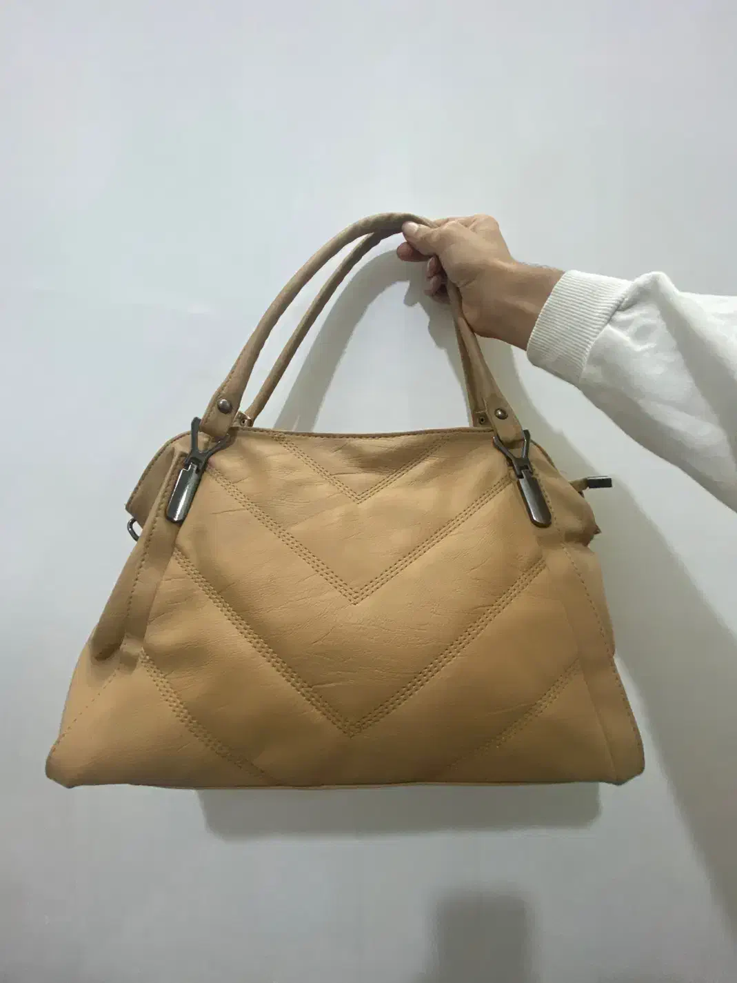 کیف نو|کیف، کفش، کمربند|میانه, |دیوار