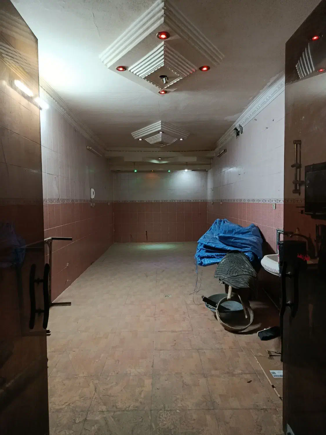 مغازه تجاری ، انباری|اجارهٔ مغازه و غرفه|اصفهان, حصه جنوبی|دیوار