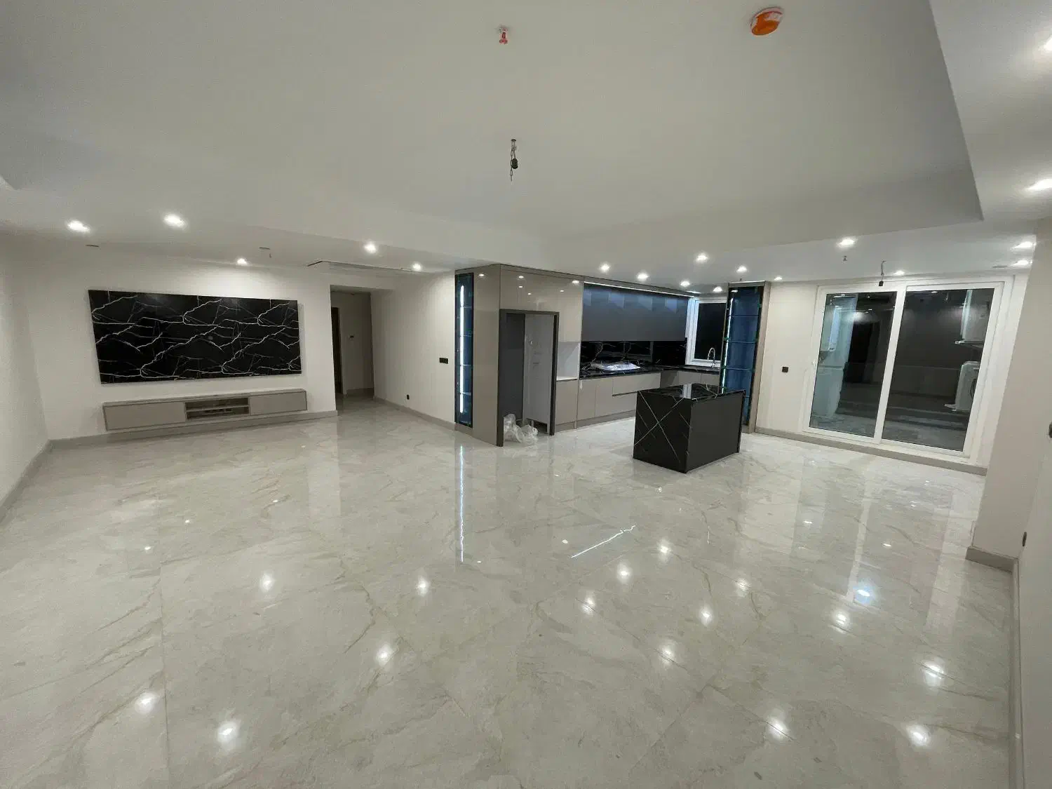 اجاره ۱۲۷متر/ برج برند / نورگیر / دریاچه/ سه خواب