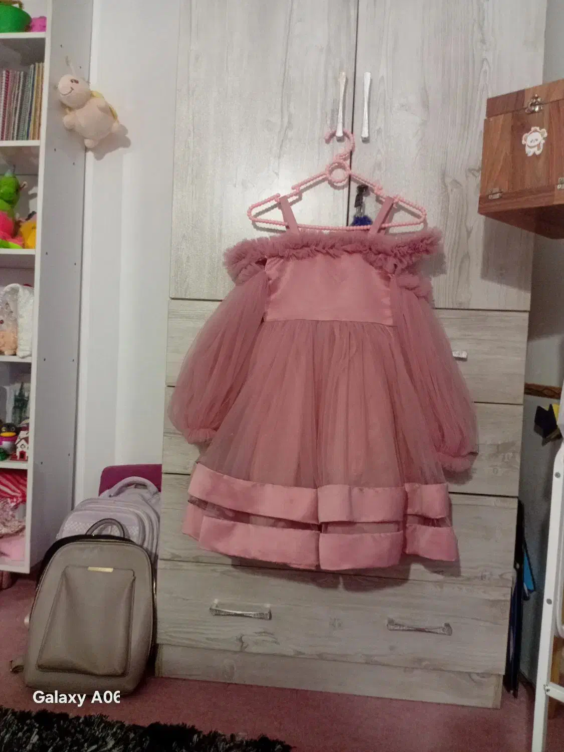 لباس بچگانه|کفش و لباس بچه|چالوس, |دیوار