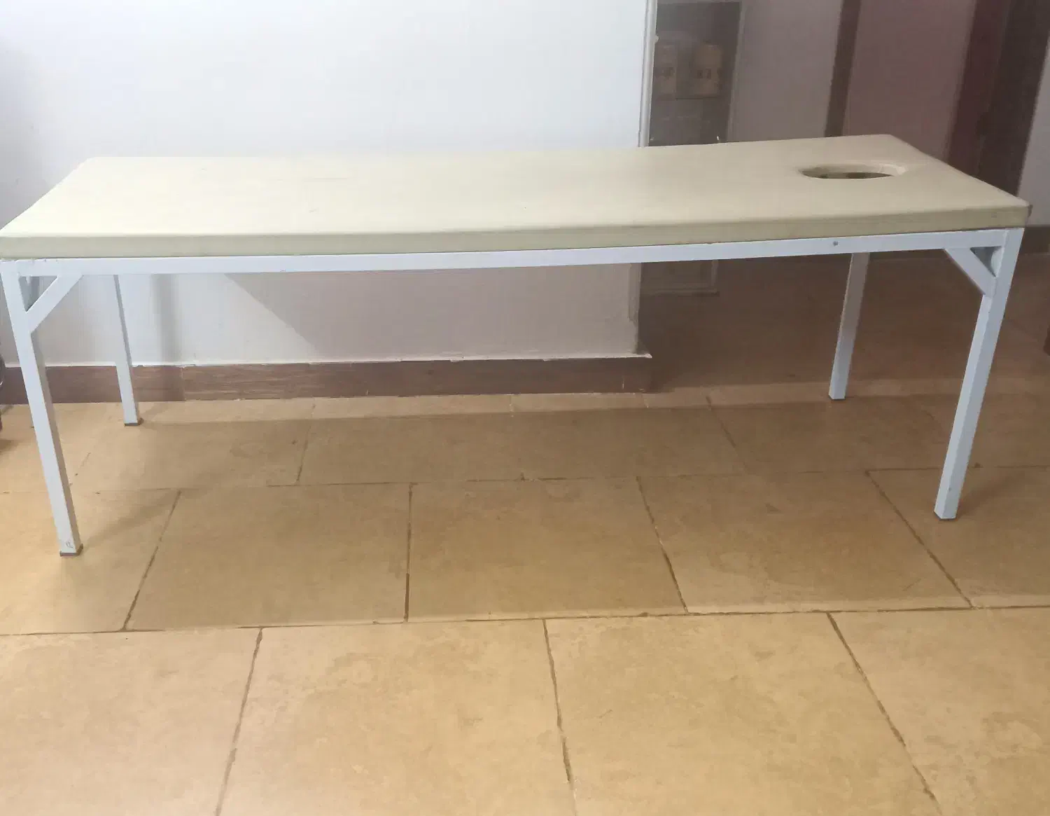 دوعدد تخت(مژه،فیشال،ماساژ) و یک صندلی گردون|آرایشگاه و سالن‌های زیبایی|بابل, |دیوار