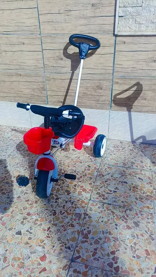 سه چرخه بچه دوچرخه|اسباببازی بچه|شاهینشهر, خانه کارگر|دیوار