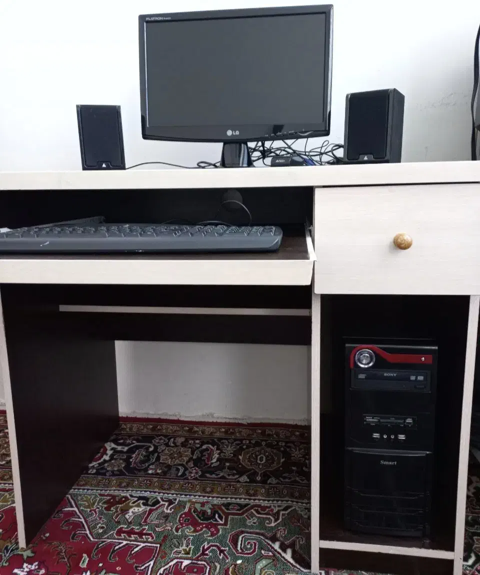 کامپیوتر با میز|رایانه رومیزی|خوی, |دیوار