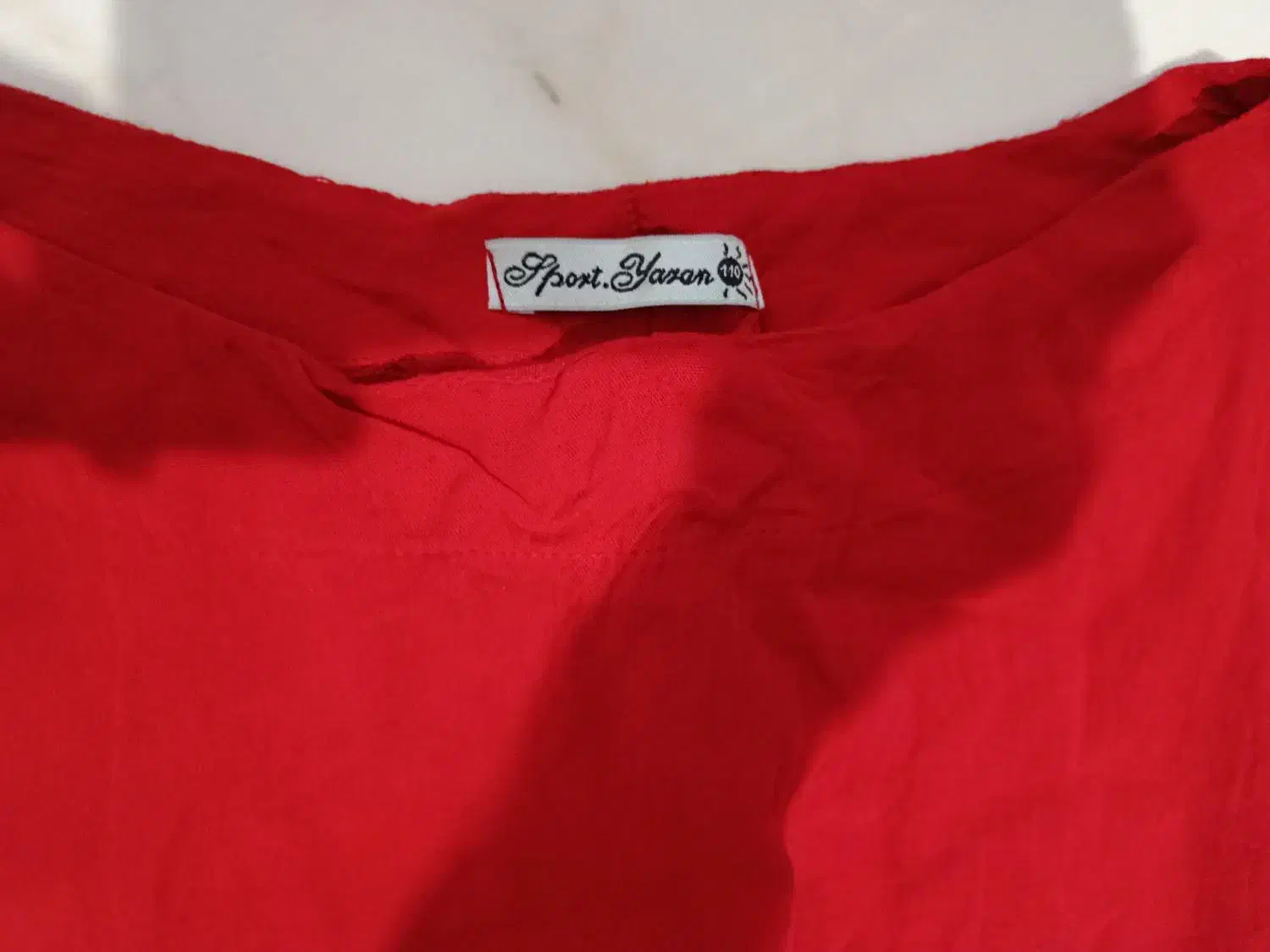 نیم تنه قرمز نخی|لباس|گرگان, |دیوار