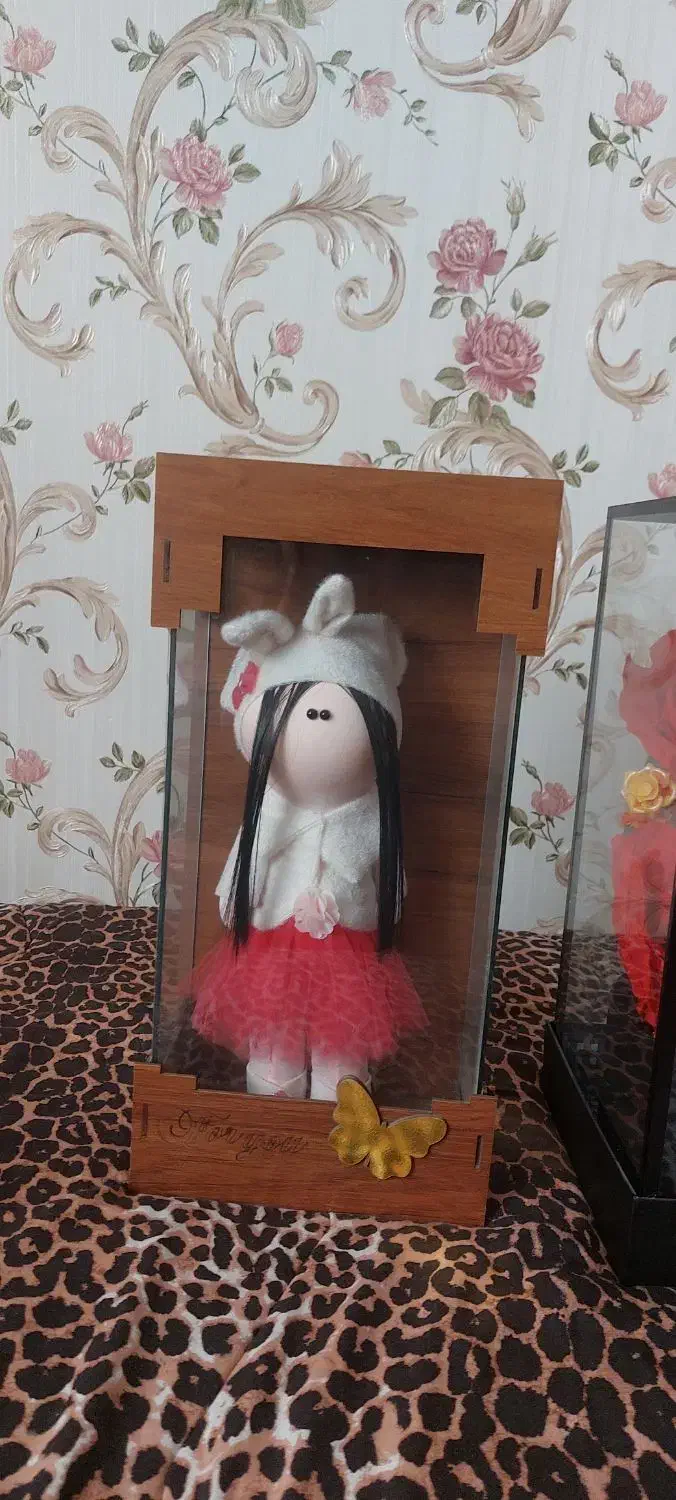 دو عدد عروسک و گل مناسب هدیه دادن|گل مصنوعی|اندیشه, اندیشه فاز ۱|دیوار