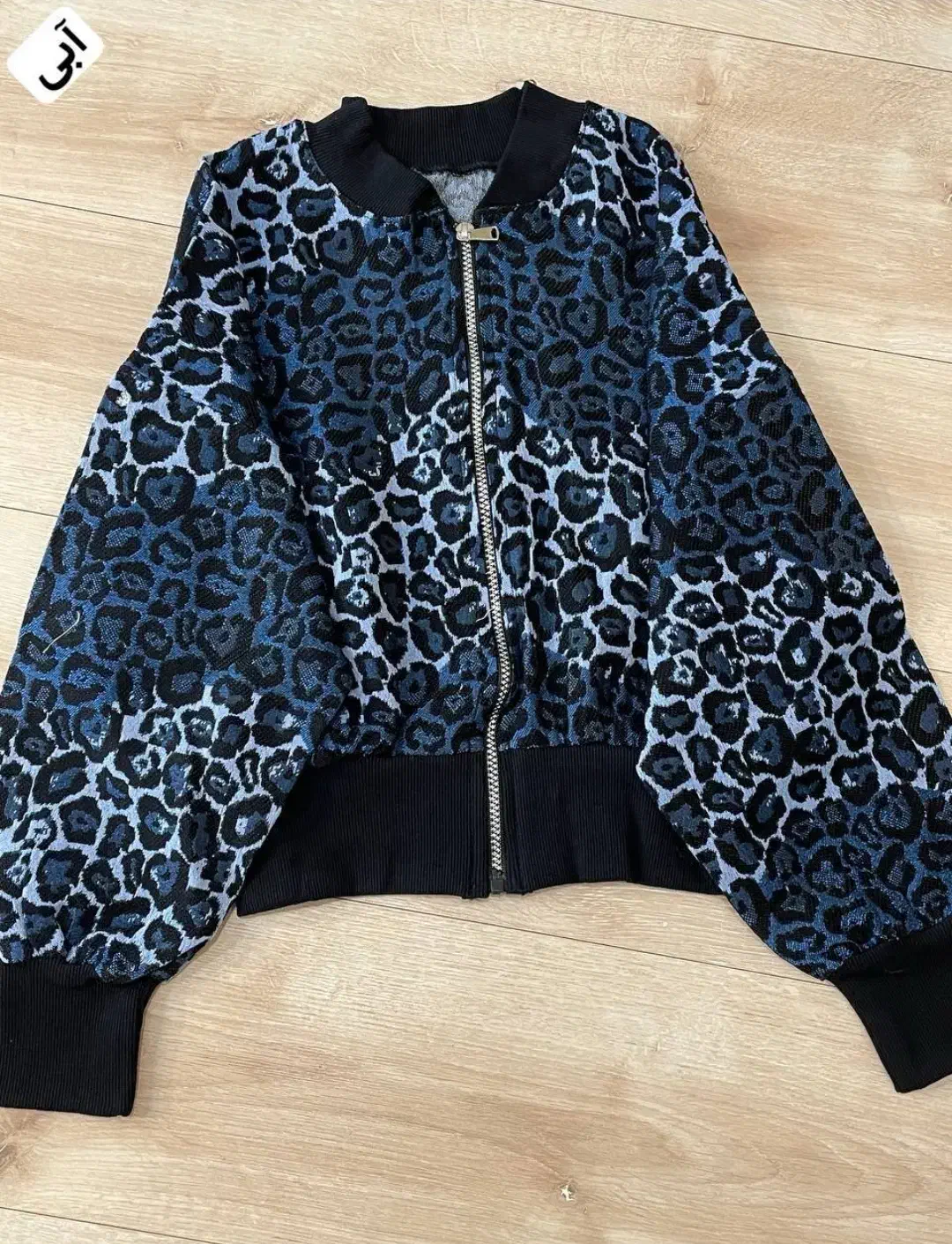 بامبر لیا|لباس|لاهیجان, شیشه گران|دیوار