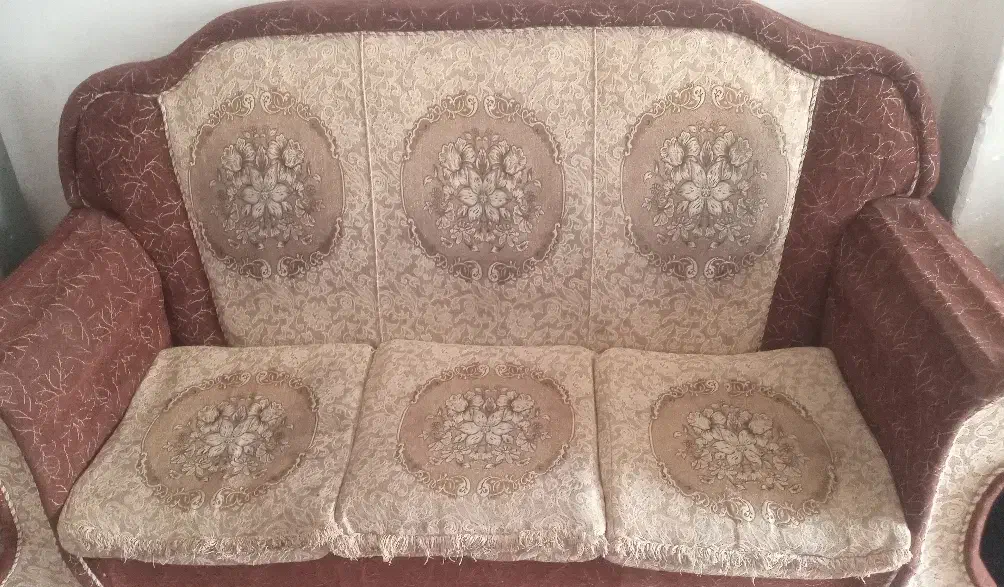 مبل و دوتا پشتی همش ۳۰۰|حراج|بروجرد, |دیوار