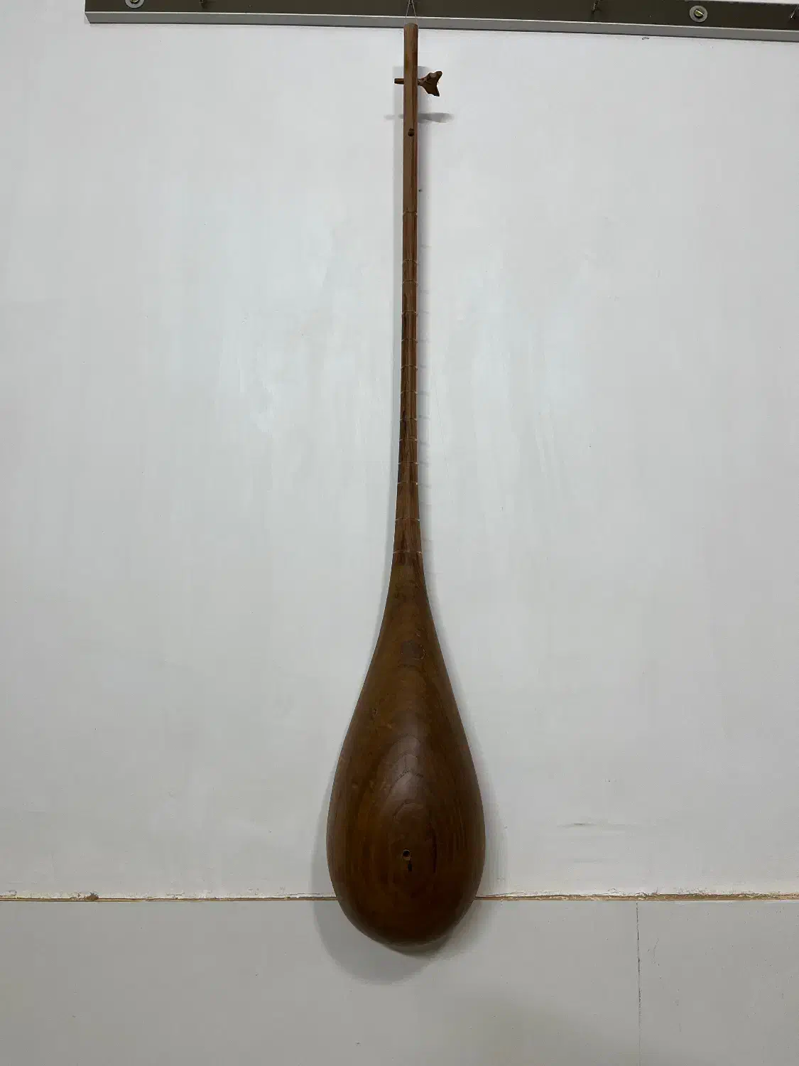 دوتار شمال خراسان|سازهای سنتی|اسفراین, |دیوار