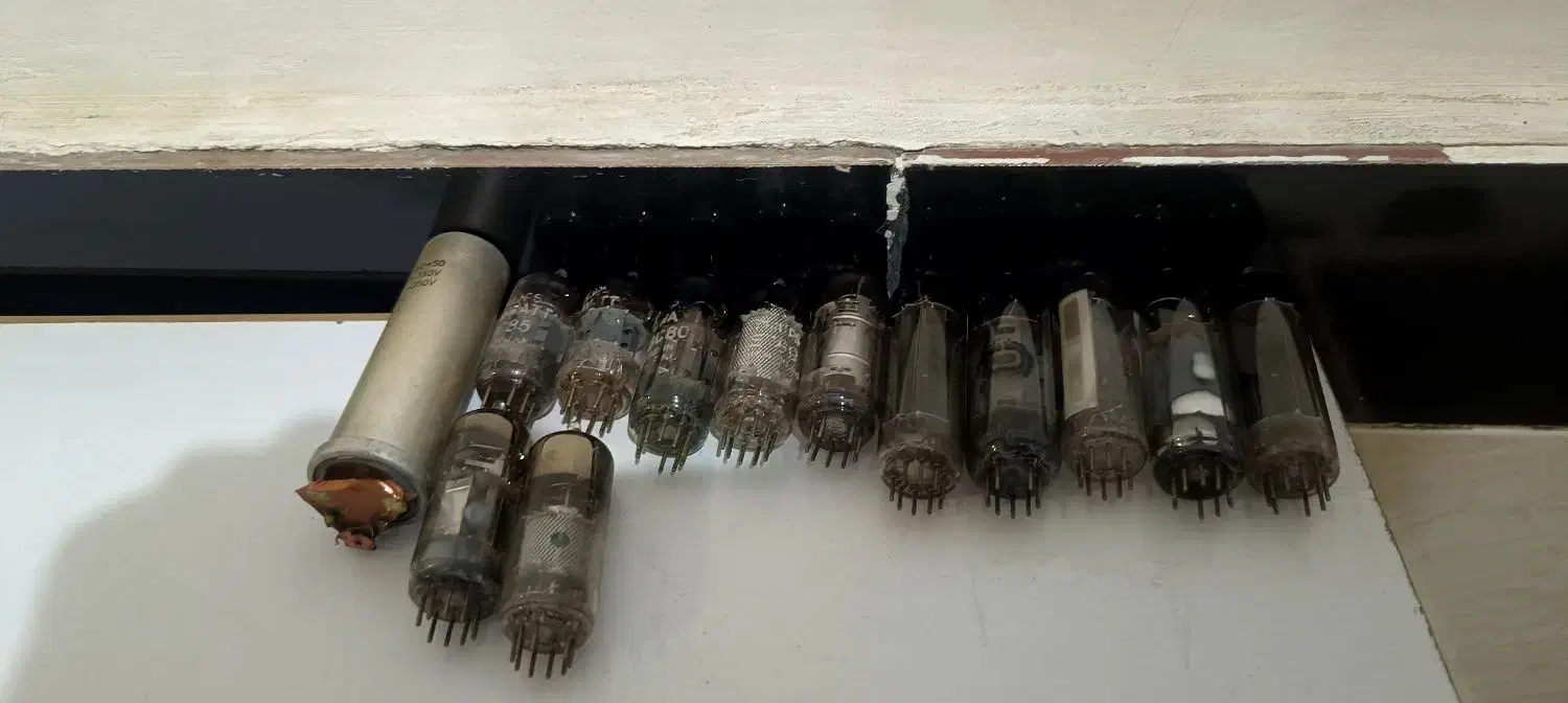 لامپ رادیو قدیمی|کلکسیون اشیاء عتیقه|مریوان, |دیوار