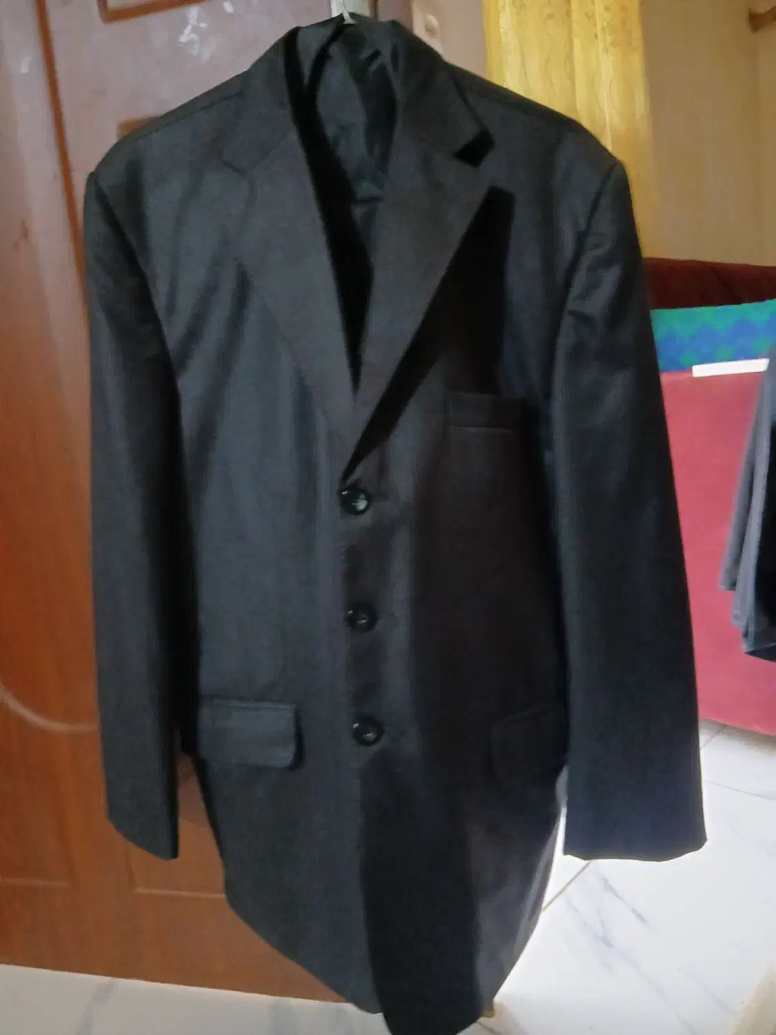 کت وشلوار|لباس|رشت, دباغیان|دیوار