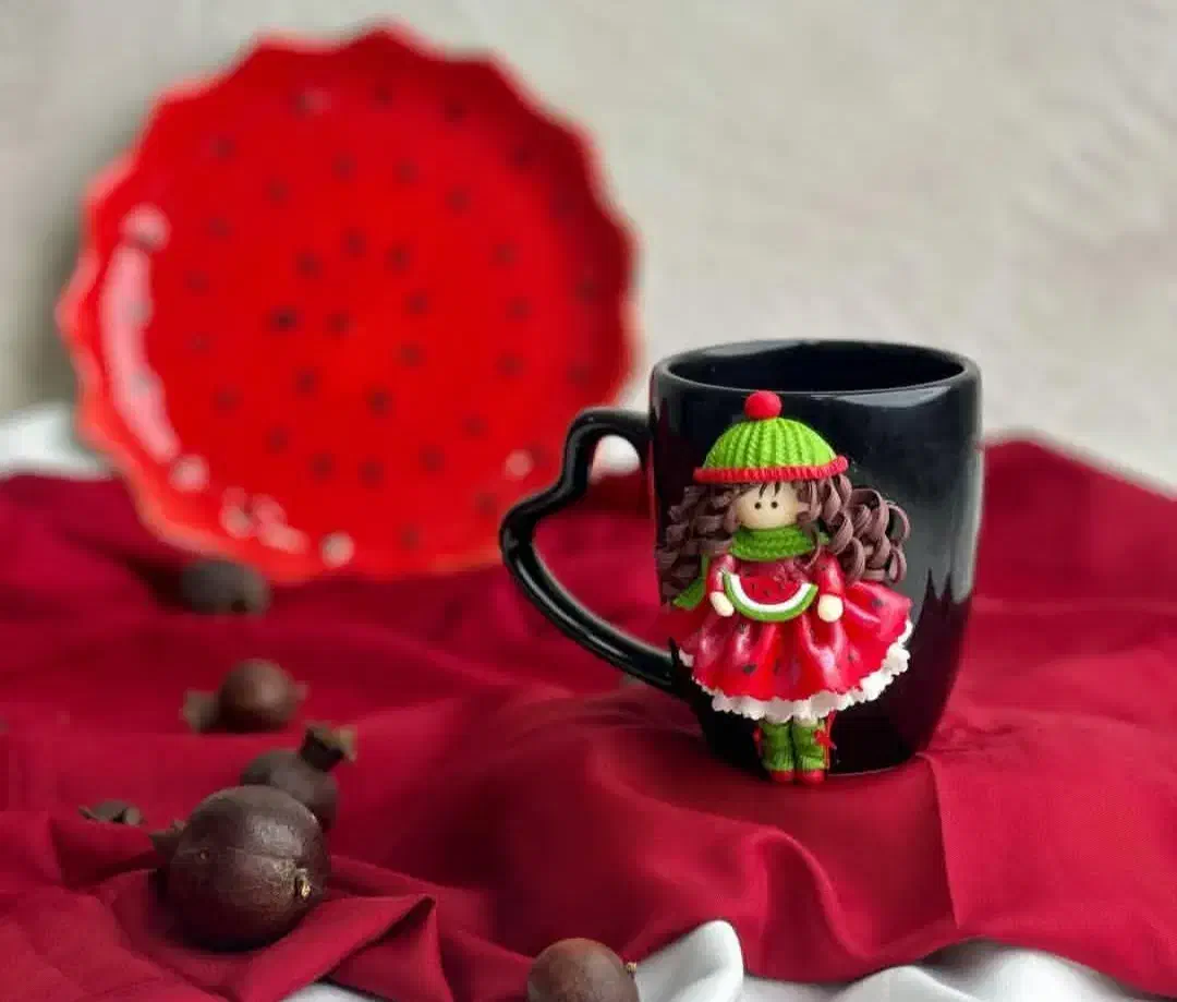 ماگ با عروسک دست ساز|صنایع دستی و سایر لوازم تزئینی|گنبد کاووس, |دیوار