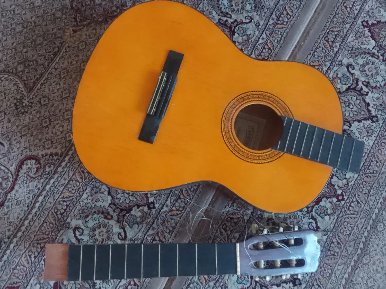 گیتارنیازبه تعمیر|گیتار، بیس، امپلیفایر|بهارستان, |دیوار