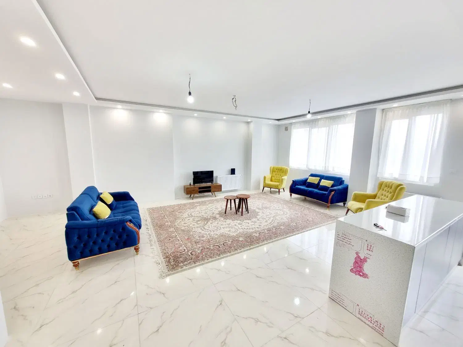 مبل ۷ نفره سالم و تمیز|مبلمان خانگی و میز عسلی|شیراز, احمدی جنوبی|دیوار