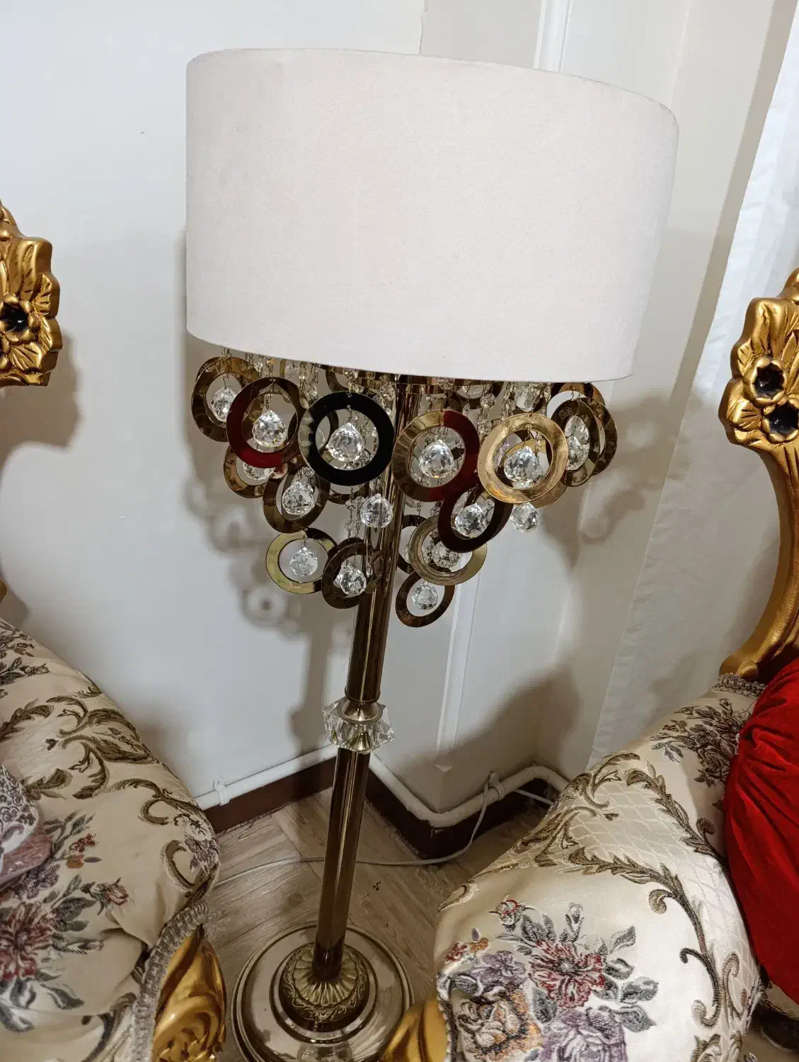 آپاژور|چراغ خواب و آباژور|قدس, شهر‌قدس|دیوار