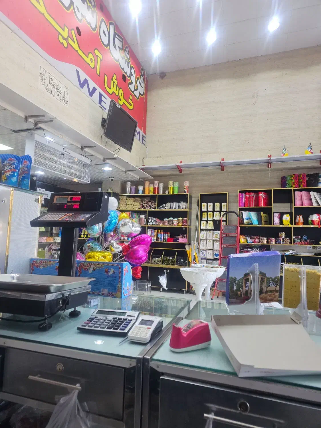 نیرو ساده برای نظافت و کار در قنادی|استخدام خدمات فروشگاه و رستوران|شیراز, شهرک ترکان|دیوار