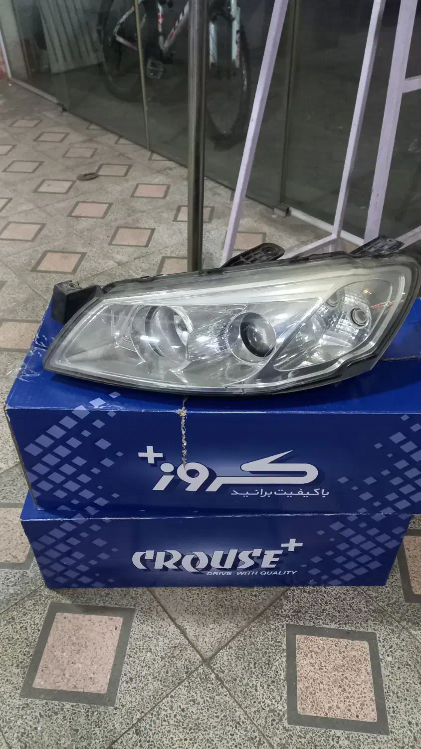 چراغ جلوی رانا|قطعات یدکی و لوازم جانبی|رشت, منظریه|دیوار