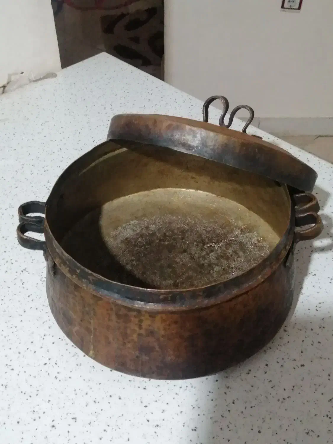 دیگ مسی قدیمی|کلکسیون اشیاء عتیقه|کاشمر, |دیوار