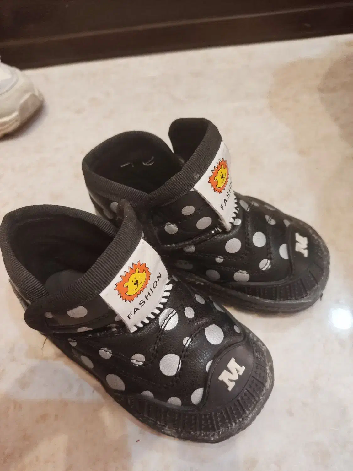 تعدادی وسایل بچه|کفش و لباس بچه|شیراز, زرهی|دیوار