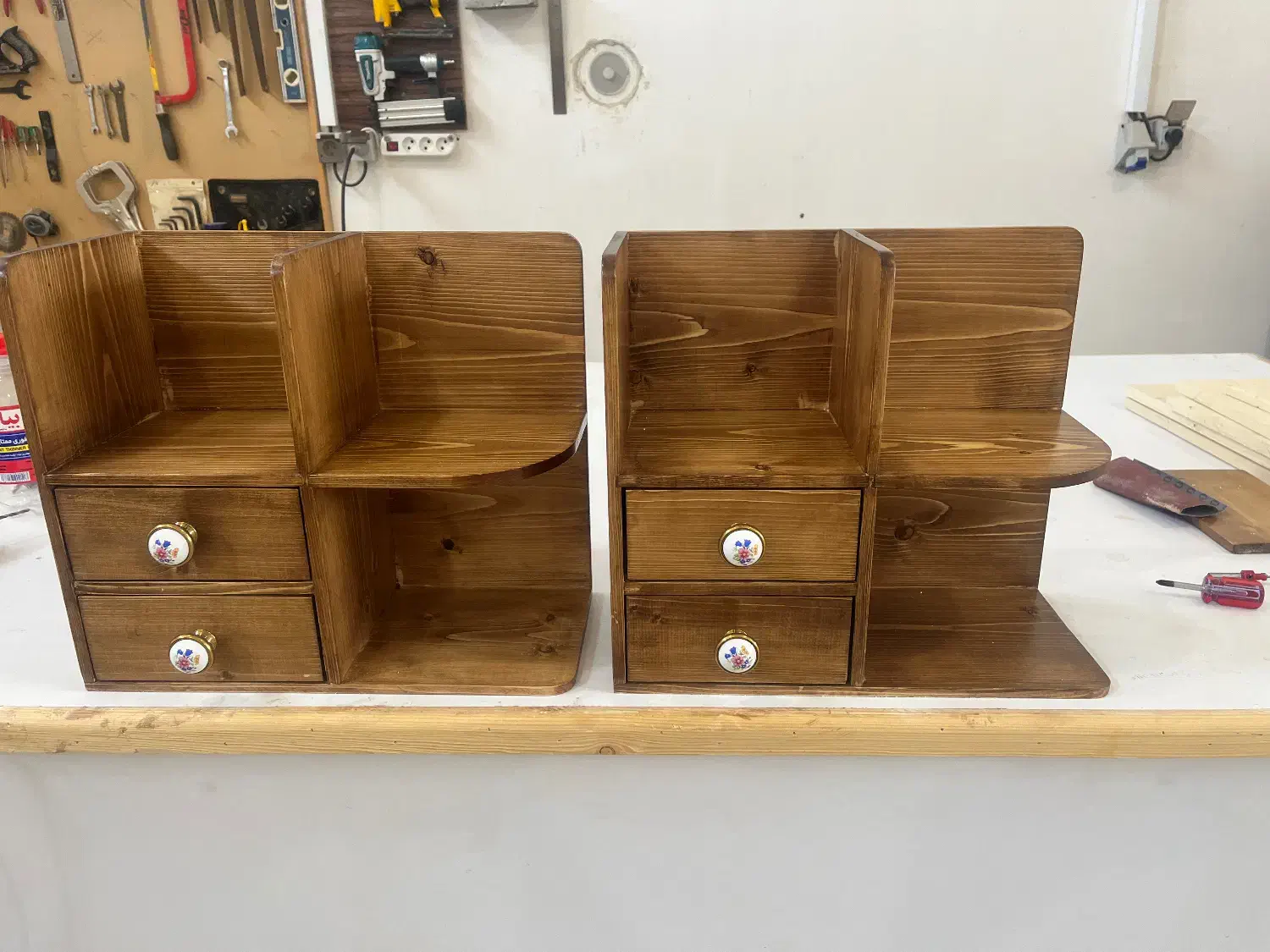 استند لوازم ارایشی|آرایشگاه و سالن‌های زیبایی|کاشان, کوچه باسکول|دیوار