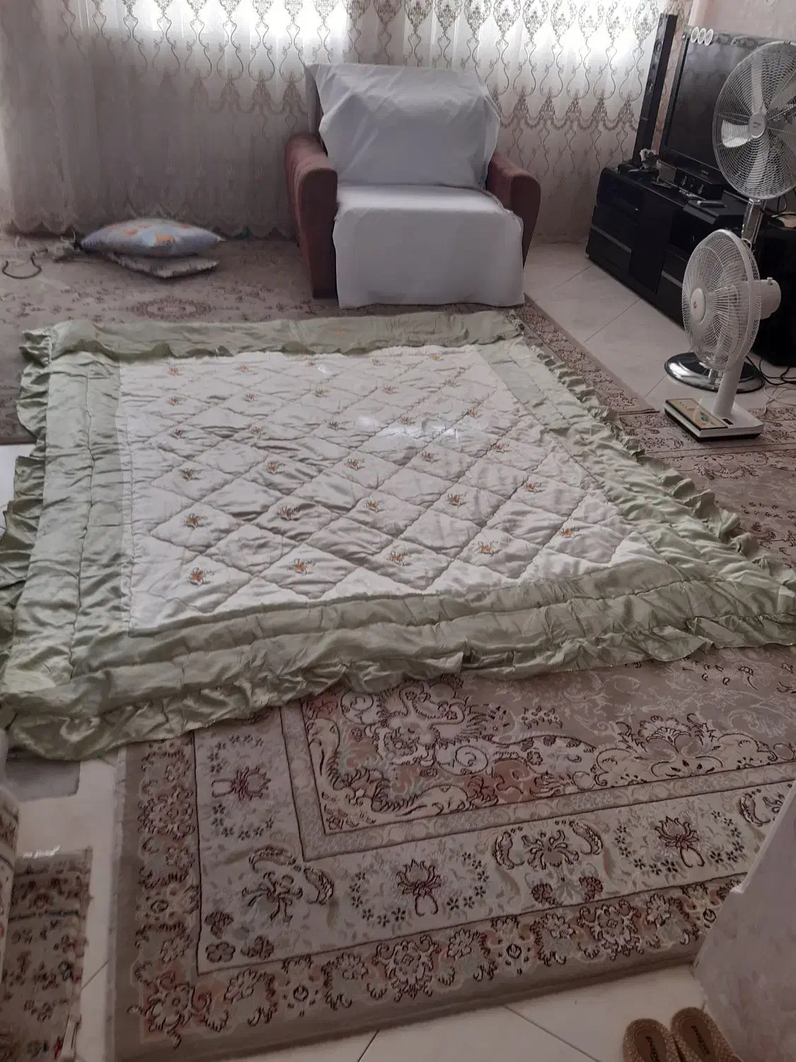 لحاف به متراژ دو 2/2 همراه با دو عدد رو بالشتی|رختخواب، بالش، پتو|سمنان, |دیوار