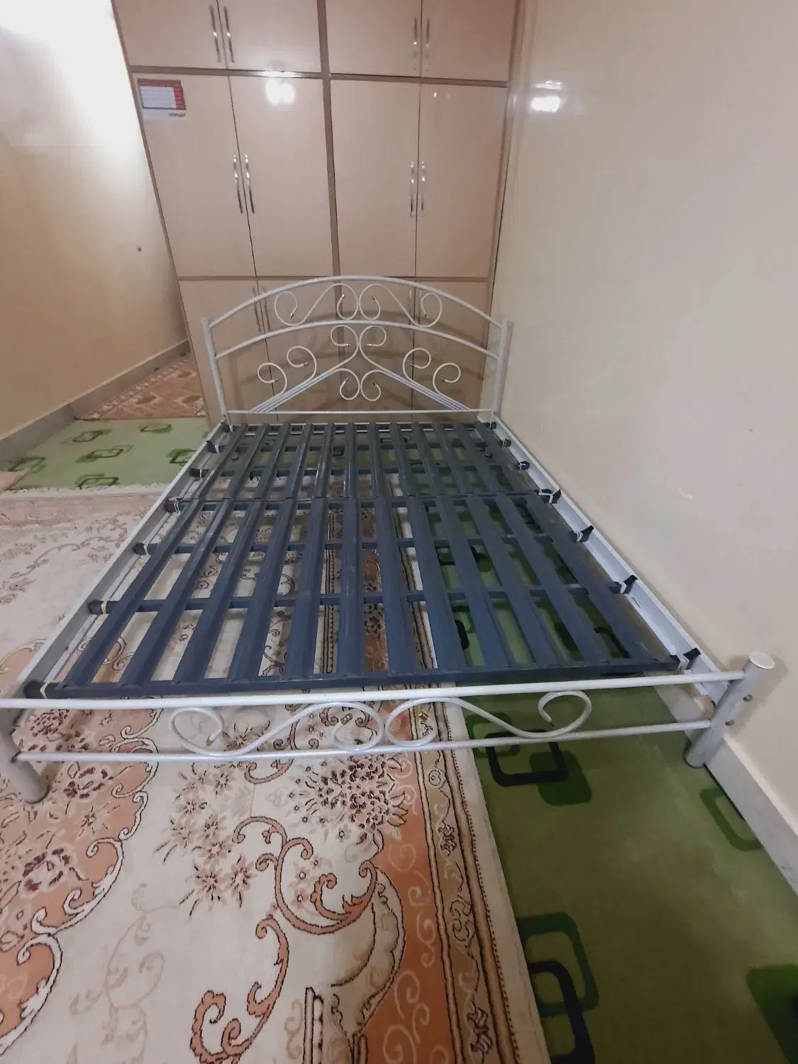 تخت چکشی فر فوژه دو نفره همراه تشک ومیز آرایش|تخت و سرویس خواب|خمینی‌شهر, |دیوار
