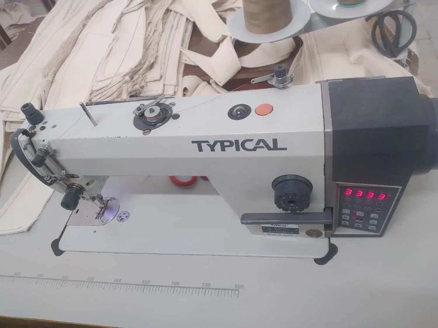 چرخ خیاطی صنعتی راسته کامپیوتری دوماکو ۴نخ کابویی|ماشین‌آلات صنعتی|نسیم‌شهر, |دیوار