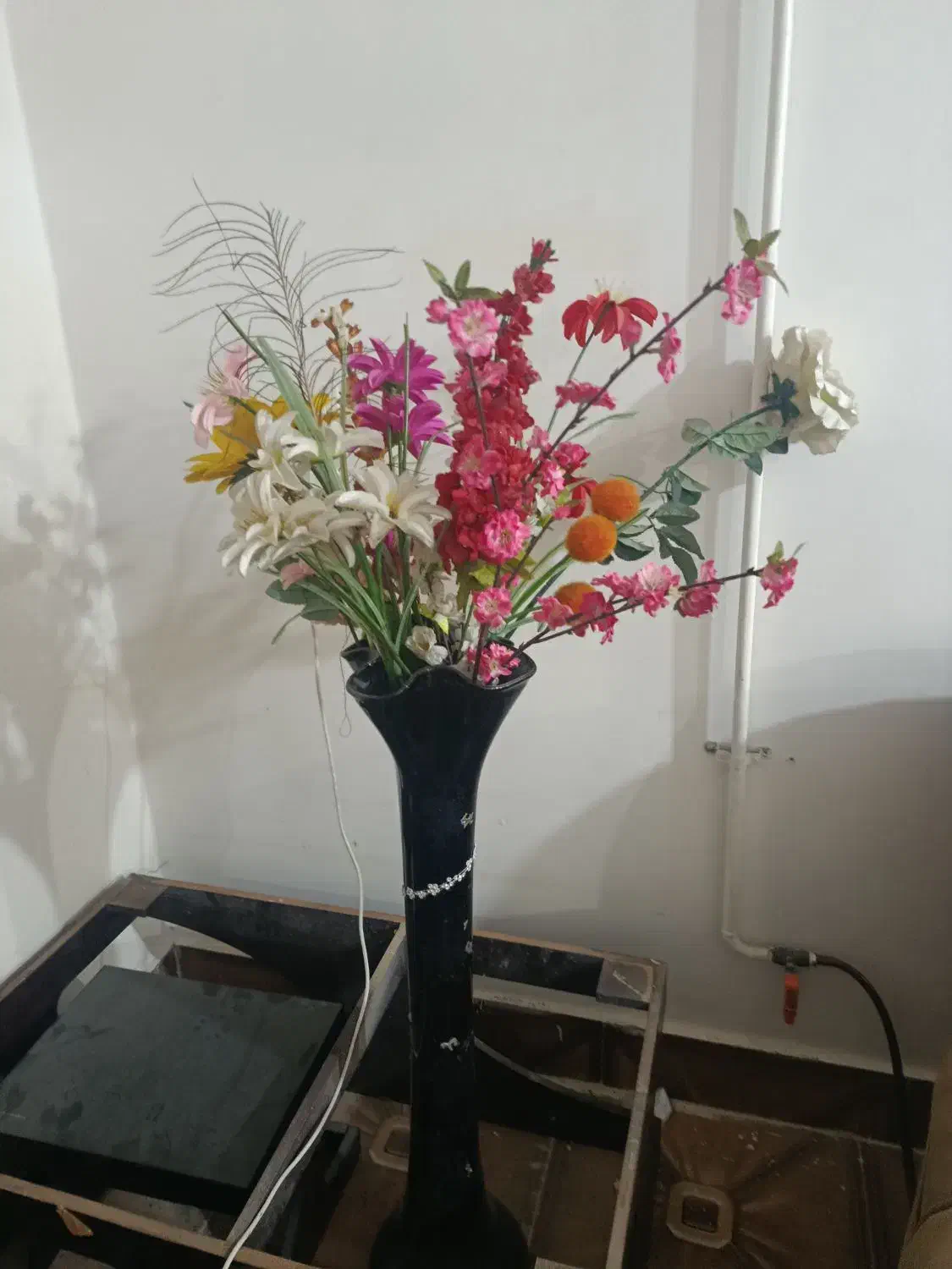 گلدان شیشه ای با شاخه های گل مصنوعی|گل مصنوعی|اهواز, اهواز|دیوار