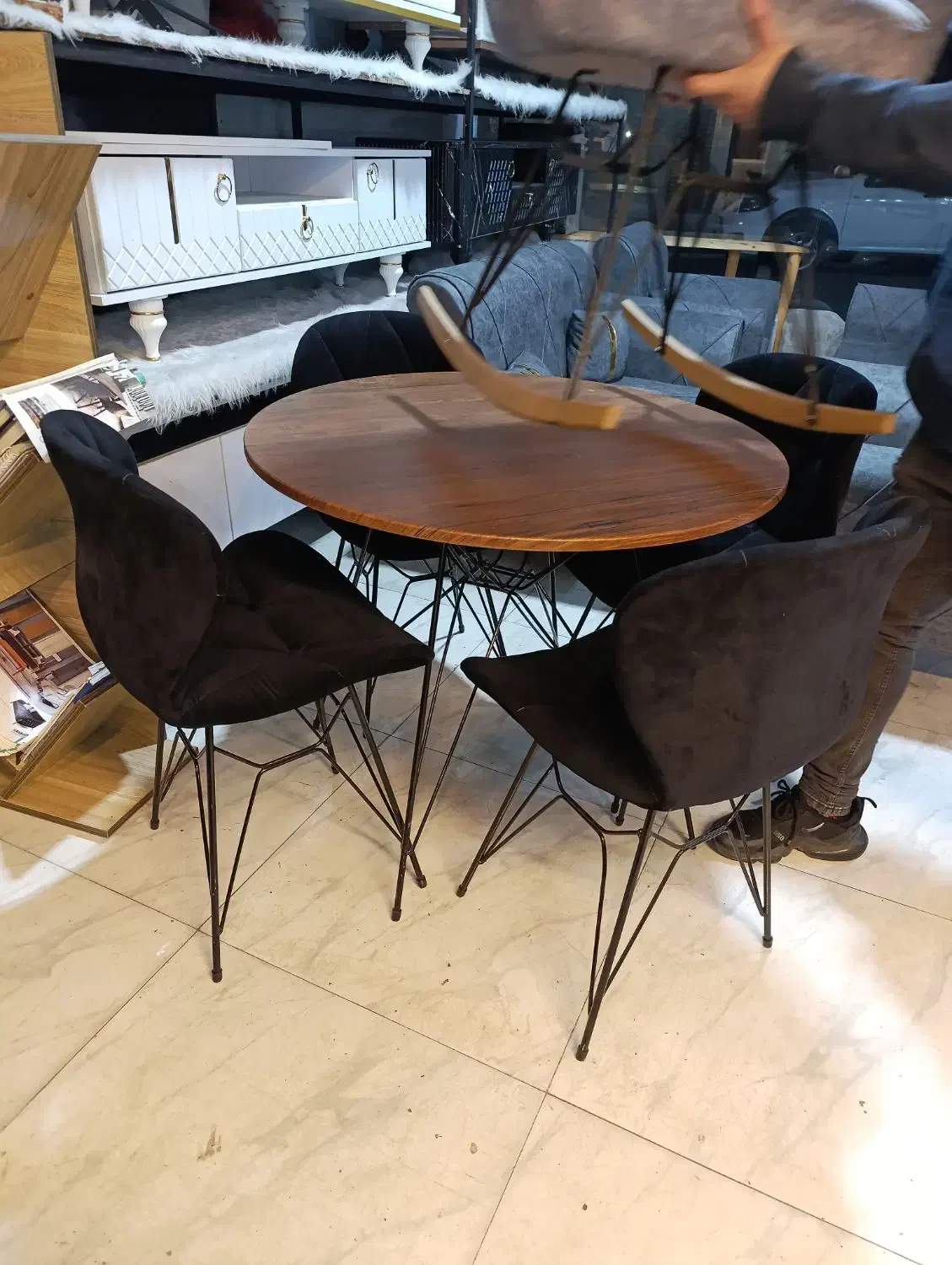 میز نهارخوری 4 نفره / زین اسبی/ ایفلی/ پایه فلزی|میز و صندلی غذاخوری|رشت, منظریه|دیوار