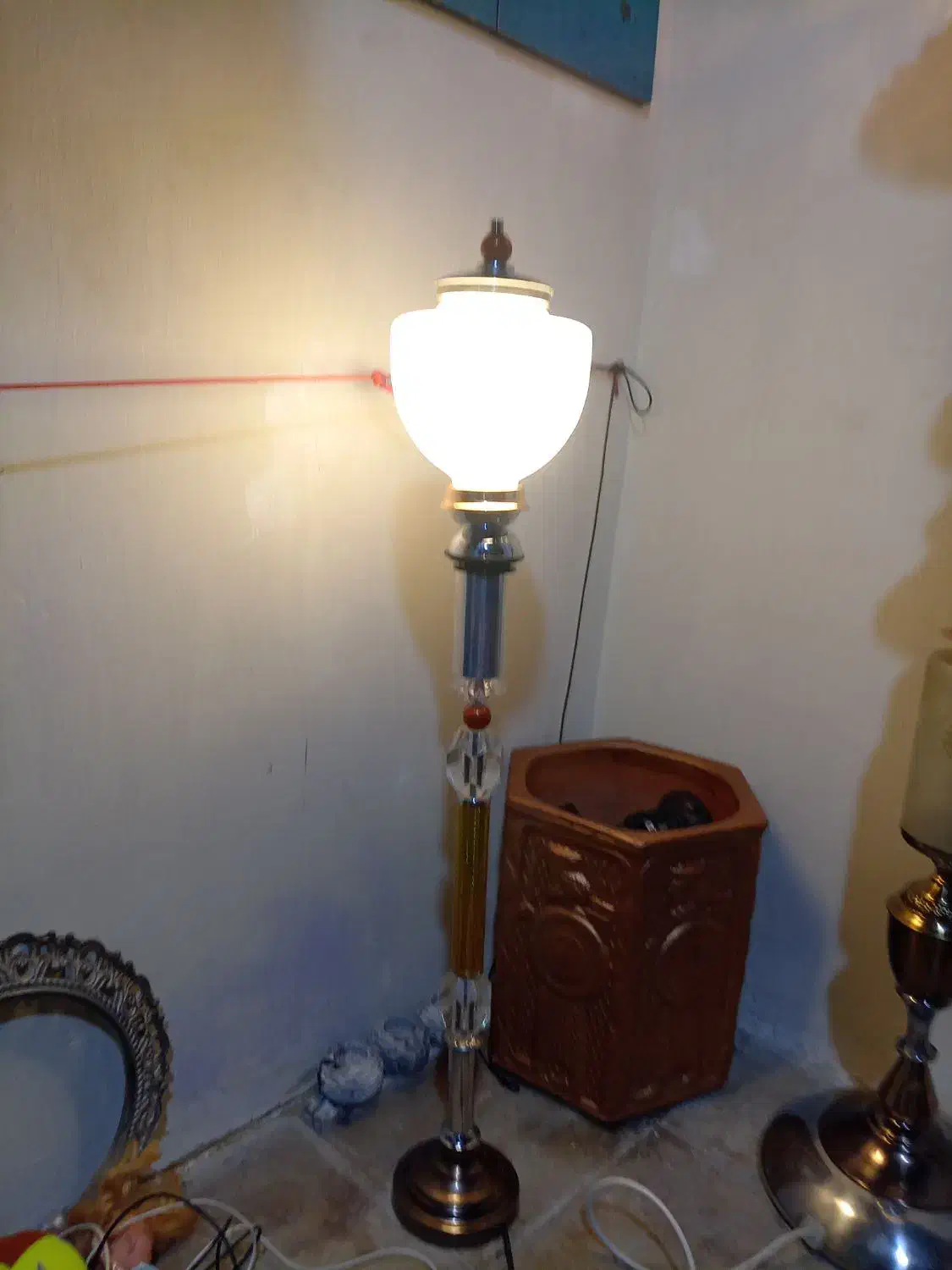 آباژور کنار سالنی آنتیک|چراغ خواب و آباژور|نوشهر, |دیوار