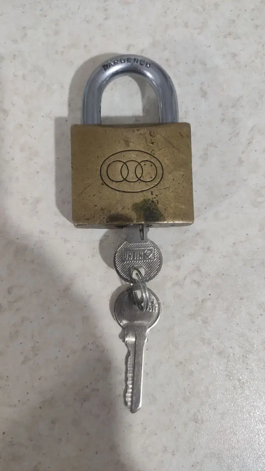 قفل آویز برنجی|کلکسیون اشیاء عتیقه|قم, شاه ابراهیم|دیوار