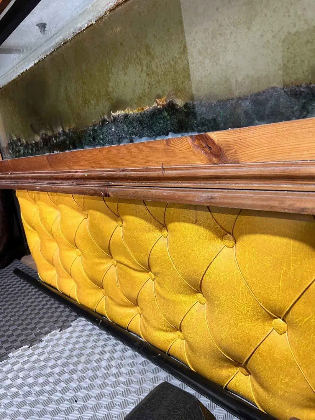 ۴عدد صندلی نیمکتی چرم با میز|صندلی و نیمکت|لاهیجان, لیل|دیوار