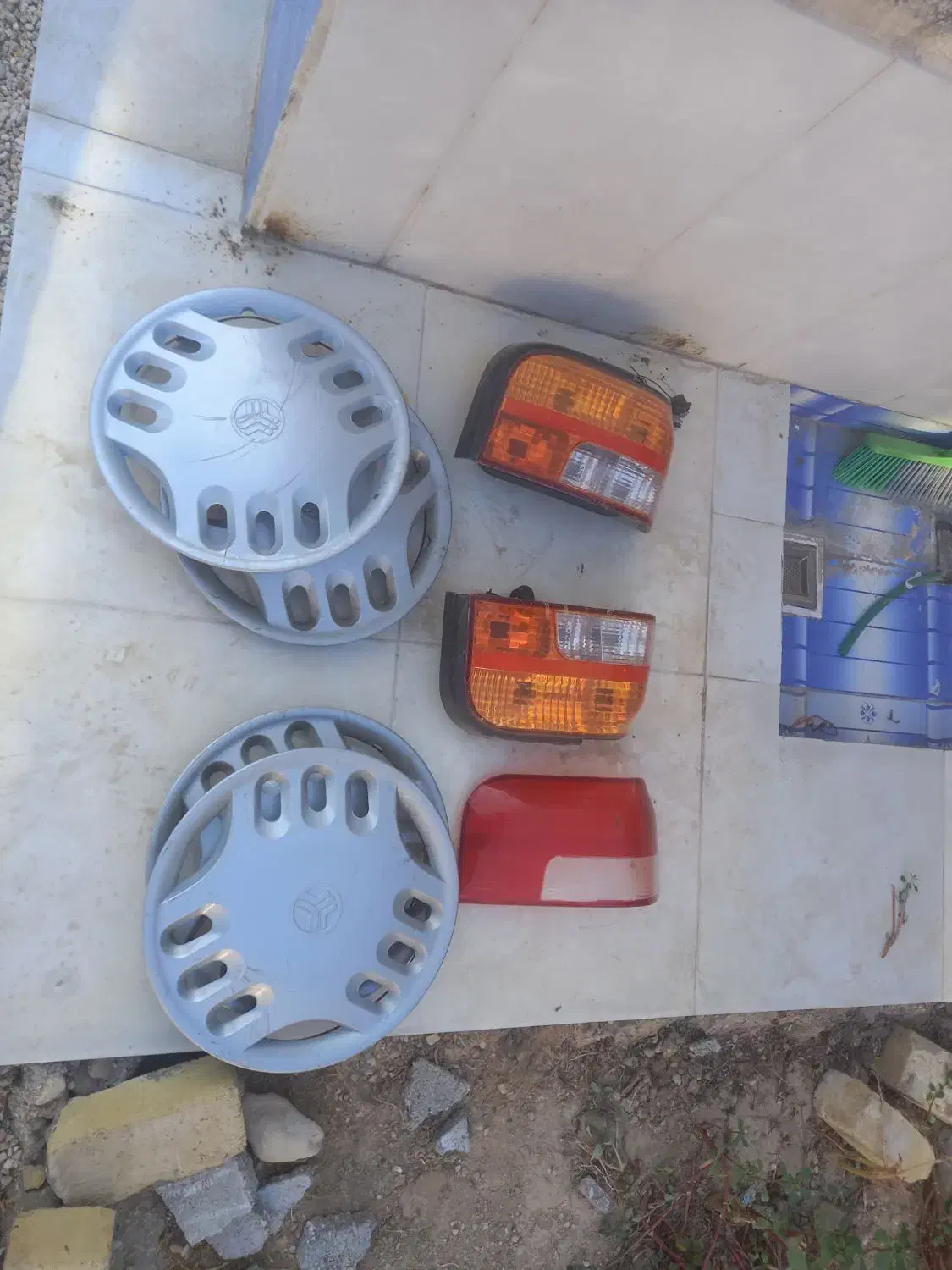 چار عدد قالپاق  ۲ عدد چراغ خطر کامل پراید|قطعات یدکی و لوازم جانبی|لامرد, |دیوار