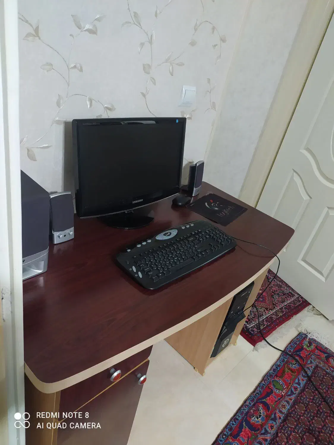 میز کامپیوتر تمیز|میز تحریر و کامپیوتر|میانه, |دیوار