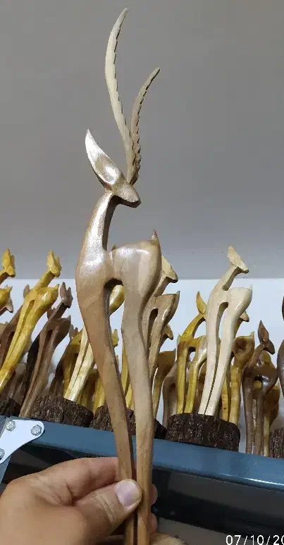 مجسمه چوبی (غزال چوبی) چوب گردو|مجسمه، تندیس، ماکت|قدس, شهرک صنعتی گلگون|دیوار