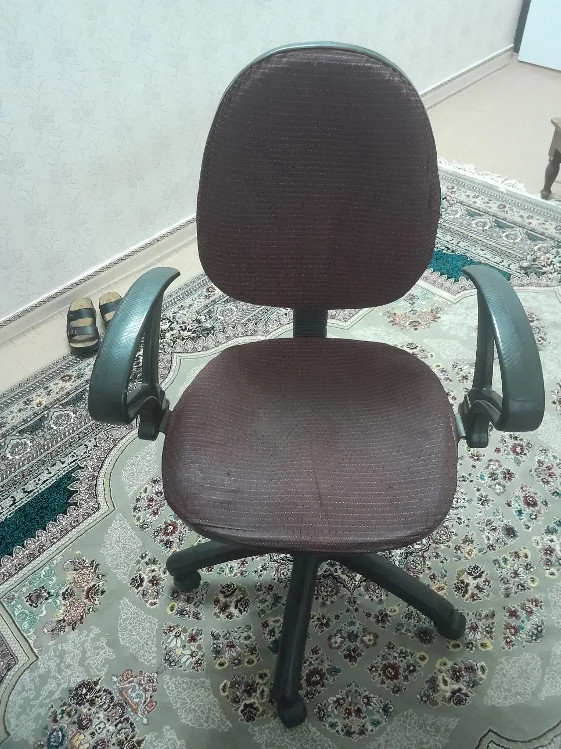 یک عدد صندلی چرخدار با چرخشی روان|صندلی و نیمکت|بروجرد, |دیوار