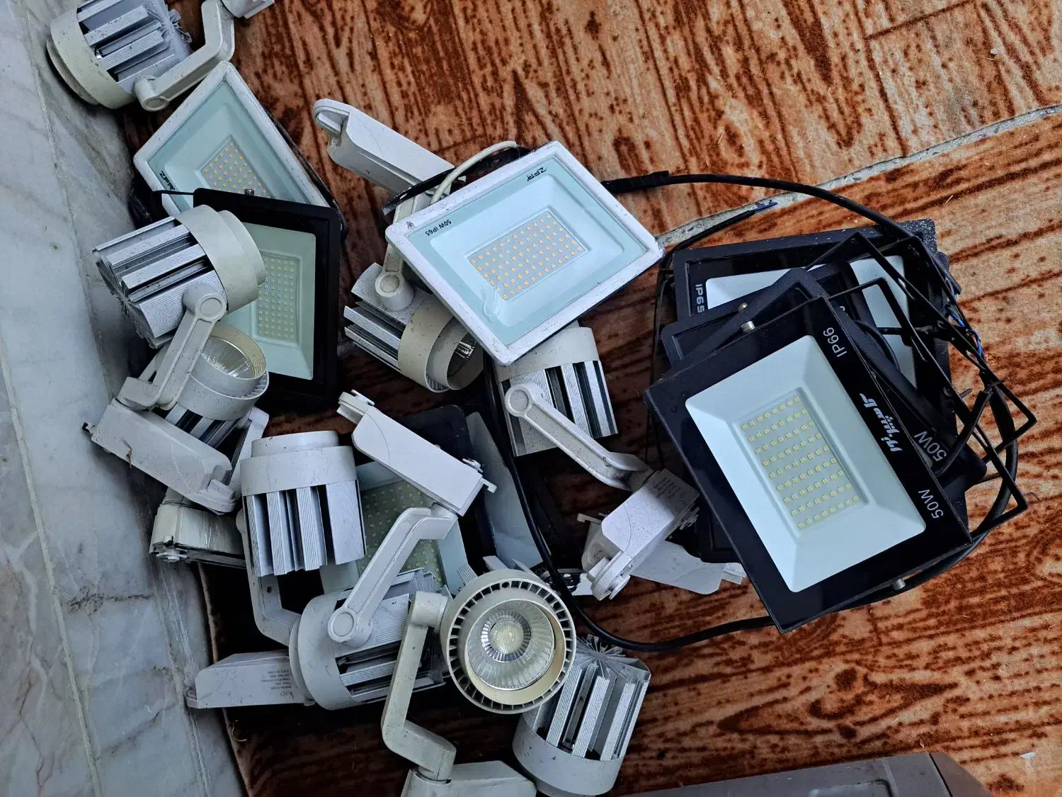 هالوژن نورمتمرکز|لامپ و چراغ|رشت, رشتیان|دیوار