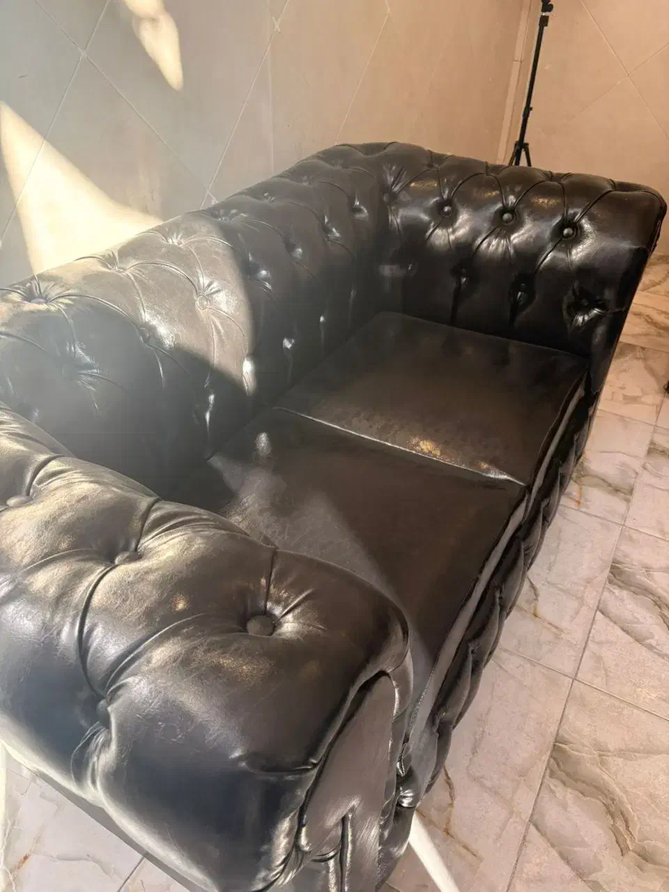 مبلمان نیم ست به همراه عسلی مشکی چرم|مبلمان خانگی و میز عسلی|قرچک, میرزائی شمالی|دیوار