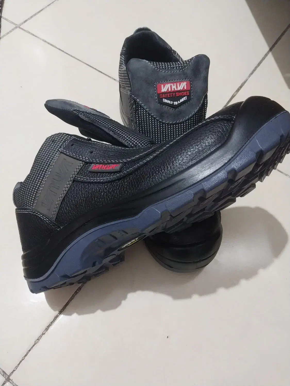 کفش کار وکفش کوه نوردی|کیف، کفش، کمربند|گلبهار, شهر جدید گلبهار|دیوار