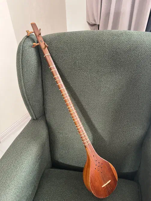 سه تاربا مهر یاور|سازهای سنتی|کرمانشاه, |دیوار