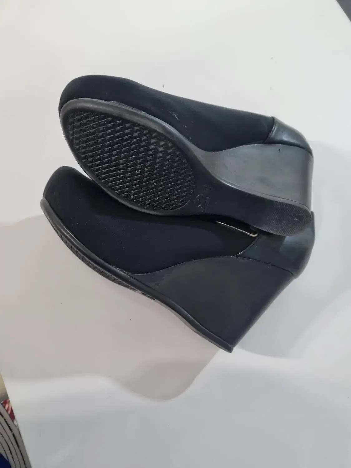 کفش|کیف، کفش، کمربند|چغادک, |دیوار