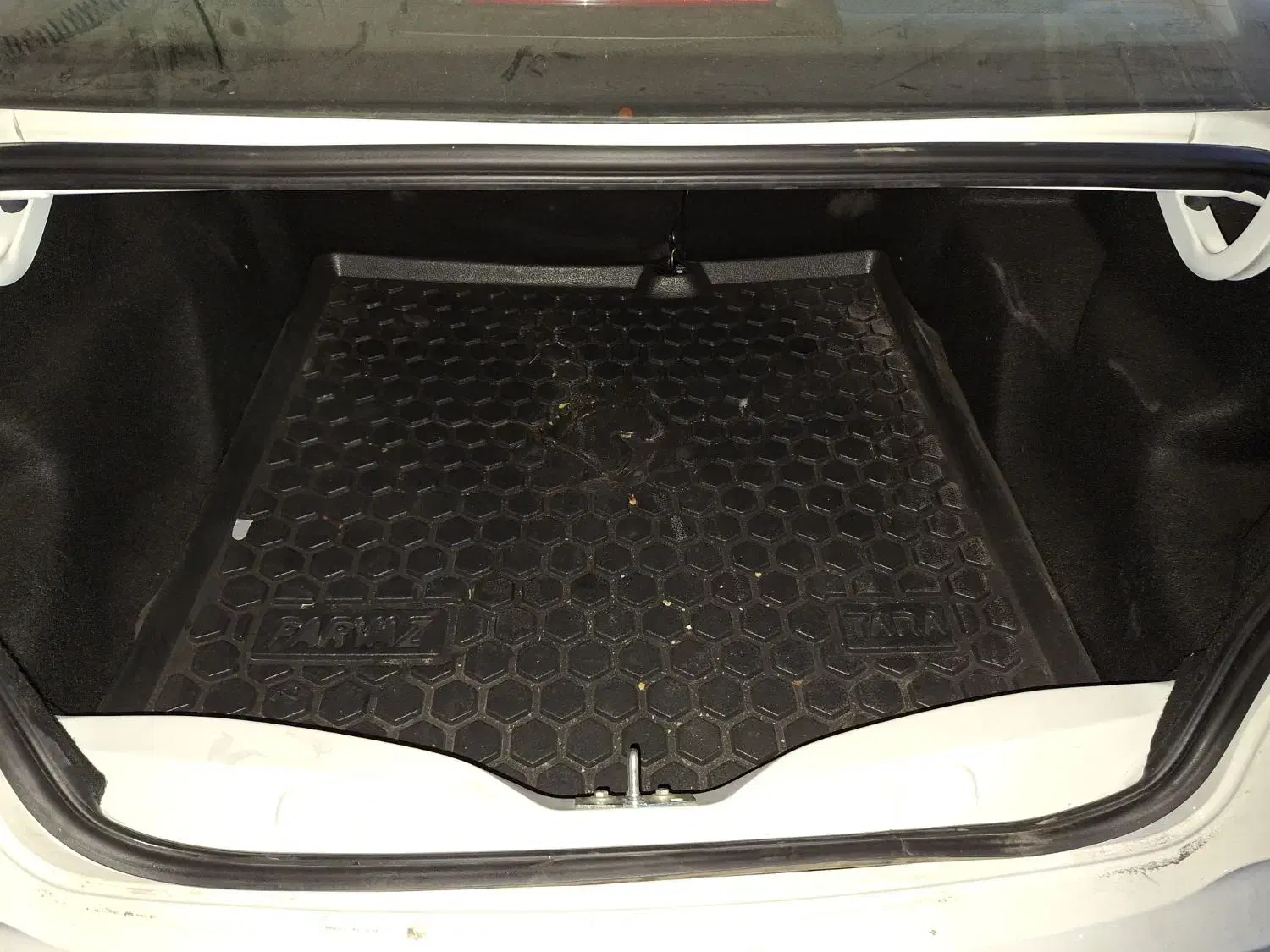 رو داشبورد و کفی صندوق عقب تارا|قطعات یدکی و لوازم جانبی|قم, طلاب غیر ایرانی|دیوار