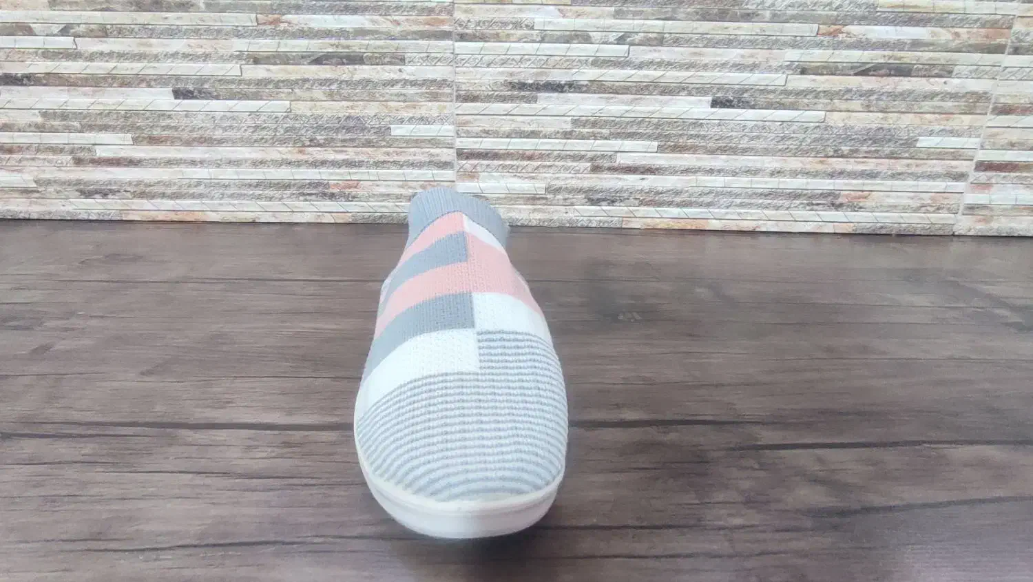 کفش کتونی|کیف، کفش، کمربند|زاغه, |دیوار