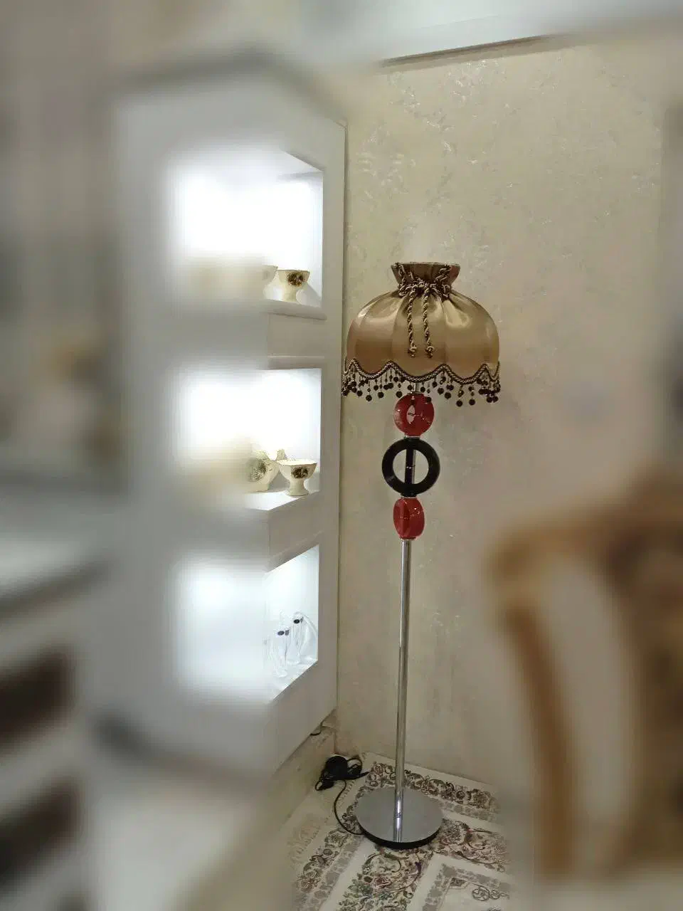 آباژور ایستاده پایه استیل در حد نو|چراغ خواب و آباژور|نسیم‌شهر, |دیوار