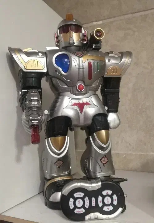 ربات آدم آهنی کنترلی در حد نو اورجینال|اسباببازی|تهران, وحیدیه|دیوار