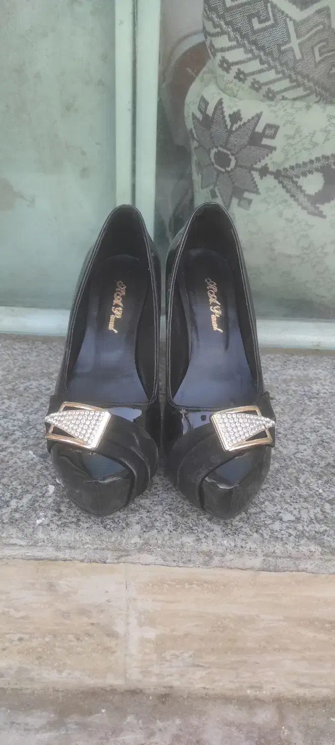 کفش مجلسی|کیف، کفش، کمربند|قم, وادی السلام|دیوار