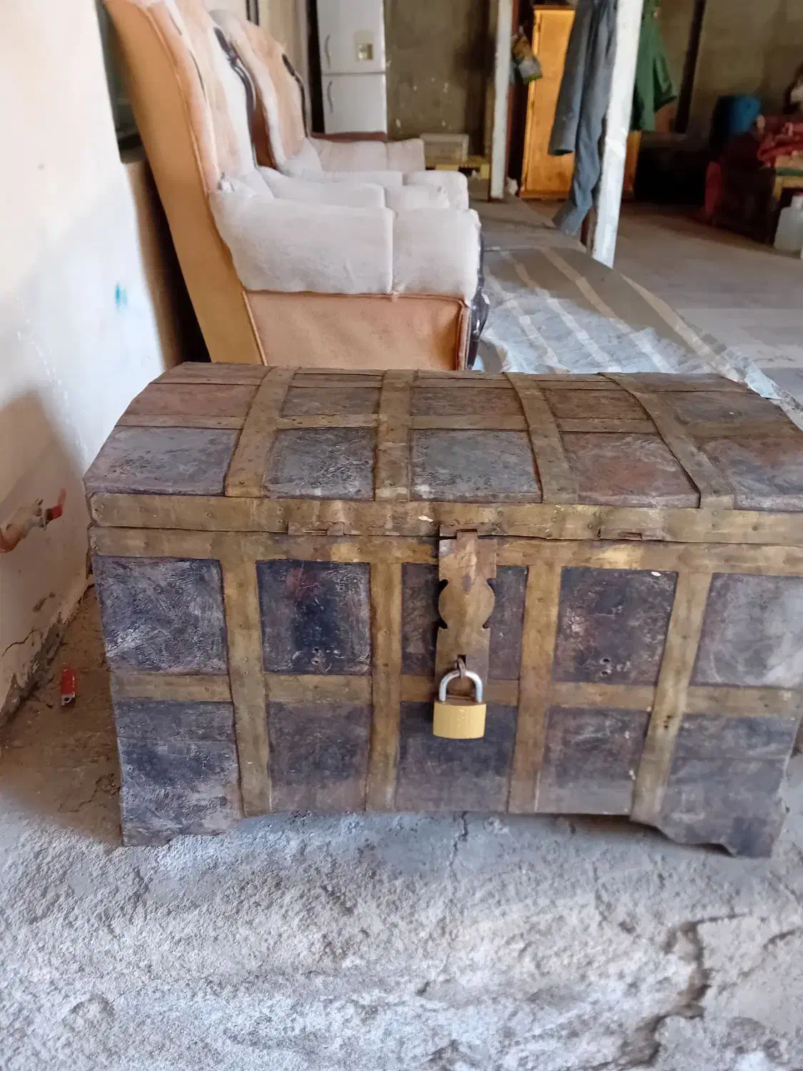 صندوقچه قدیمی و تاریخی برای قرن ۱۲۰۰|کلکسیون اشیاء عتیقه|لالجین, |دیوار