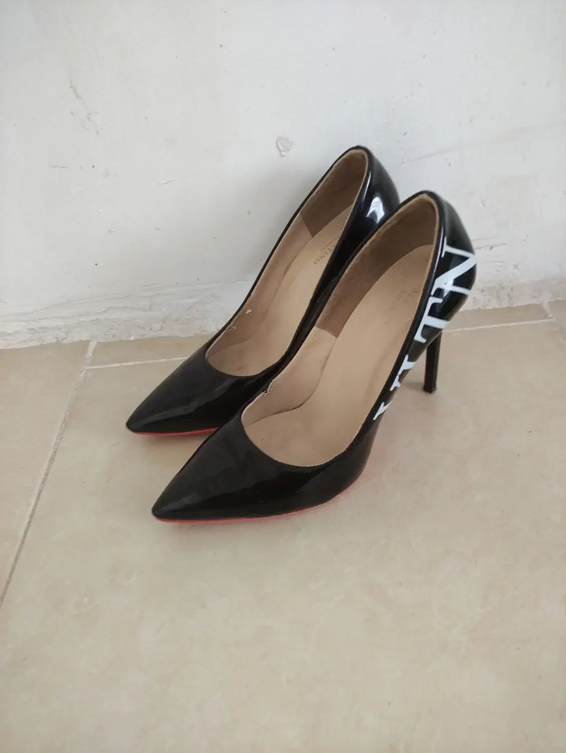 کفش مجلسی|کیف، کفش، کمربند|اسفراین, |دیوار