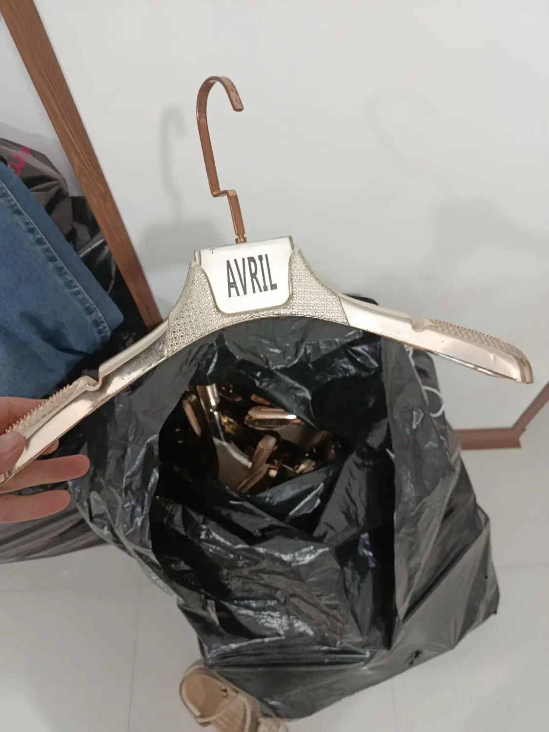 چوب کار چوب لباسی|بندرخت و رخت‌آویز|پرند, فاز ۳|دیوار